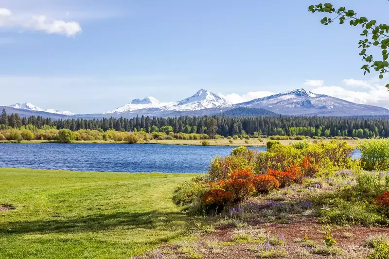 Central Oregon water and mountain