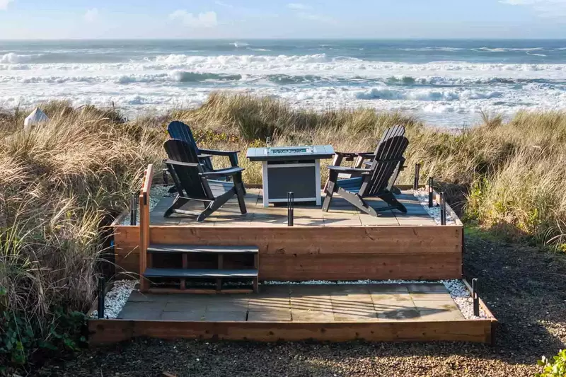The fire table is wonderful spot to relax and watch the waves. Keep an eye out for whales!