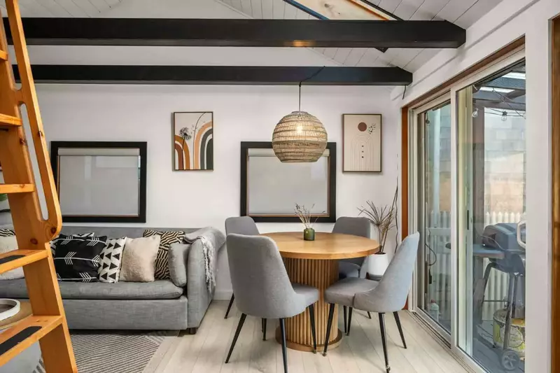 Seabatical on The Strand