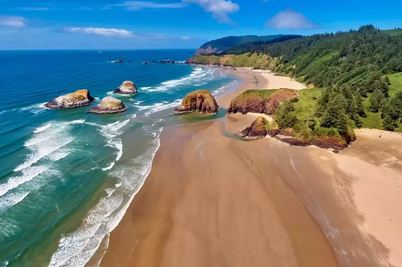 The Oregon Coast provides a scenic playground to enjoy outdoor recreation, museums & thriving beachside communities.