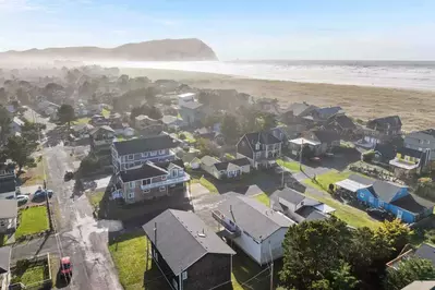 Castaway Cottage is located at the north end of Seaside, Oregon. It is right by the beach and Necanicum River.