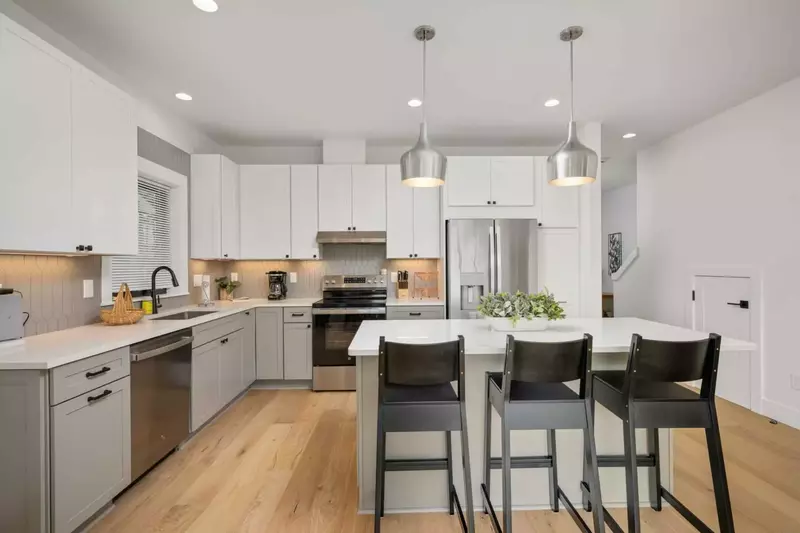 Cook delicious meals for breakfast, lunch, and dinner in this fully equipped kitchen. We suggest grabbing some seafood from a local market.