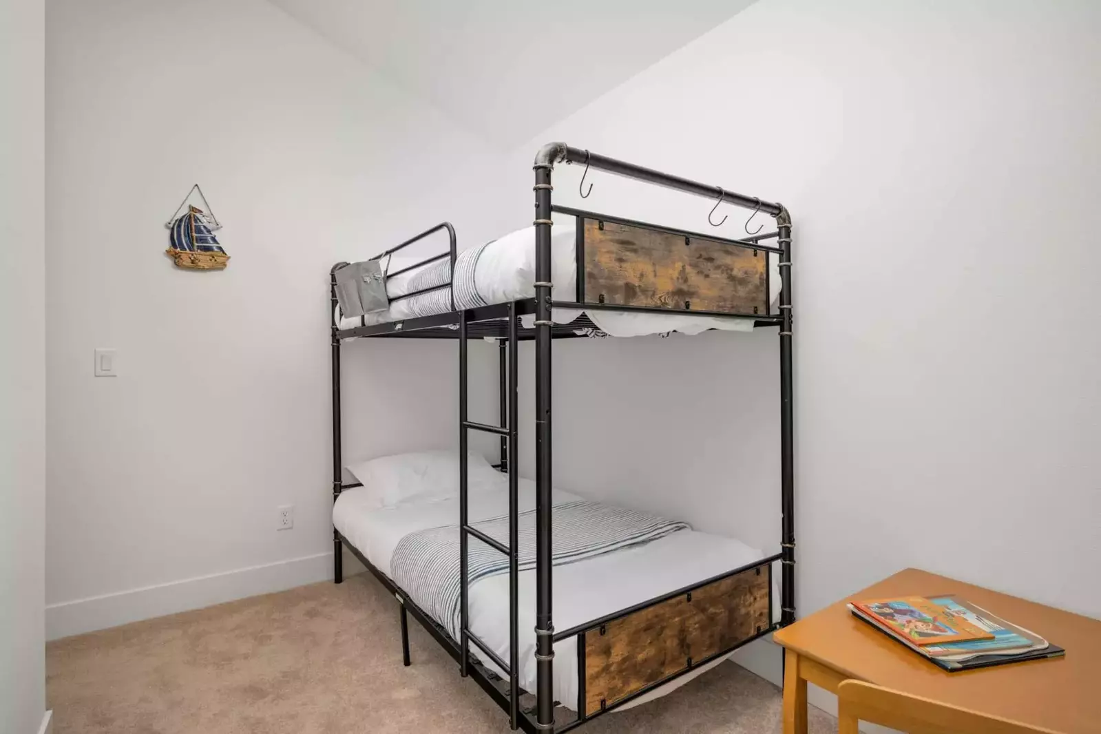 Lake & Laughter Unit 1 is the perfect place to bring the family for an Oregon Coast vacation.