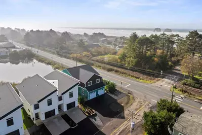 Lake & Laughter Unit 2 is located next to Lake Marie and just a couple blocks from the beach.