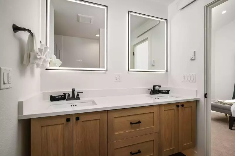 Two spacious sinks.