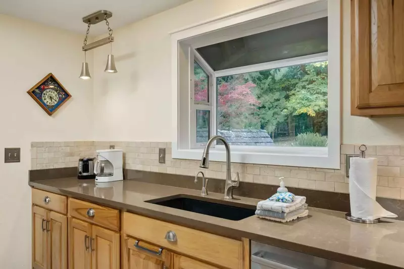 Coffee lovers are in luck as this rental provides coffee. There are also cute cafes a short drive away.