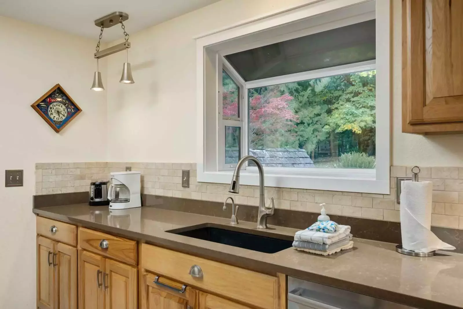 Coffee lovers are in luck as this rental provides coffee. There are also cute cafes a short drive away.