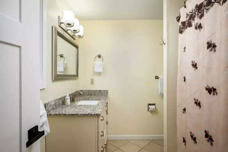 With 3 full bathrooms everyone staying here has ample privacy.