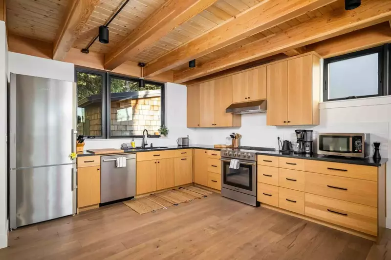 Cook delicious meals for breakfast, lunch, and dinner in this fully equipped kitchen. We suggest grabbing some seafood from a local market.