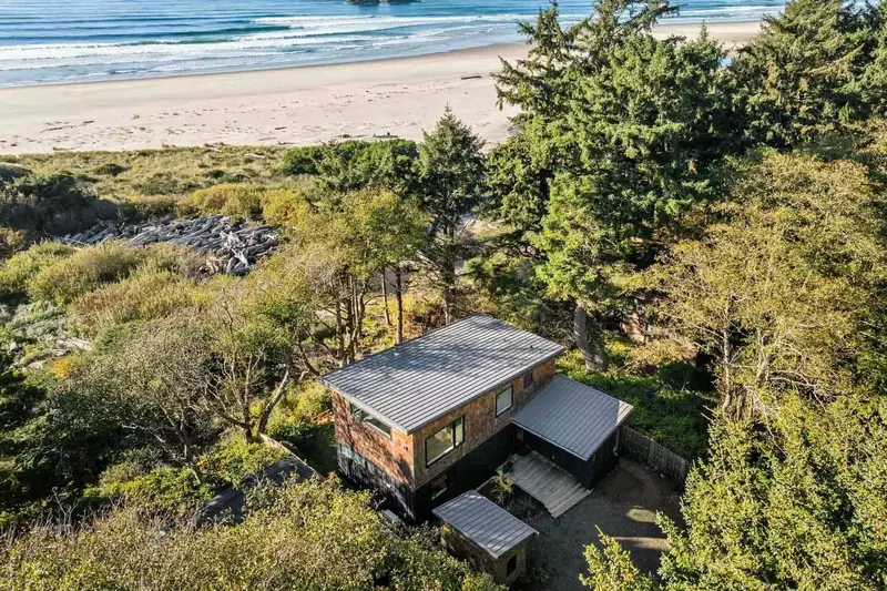 The Oregon Coast is full of natural wonders. We are happy to recommend our favorite hikes, parks, tidepools, and more.