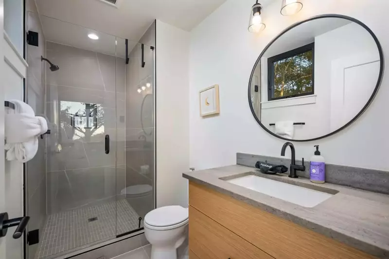 With 3 full bathrooms everyone staying here has ample privacy.