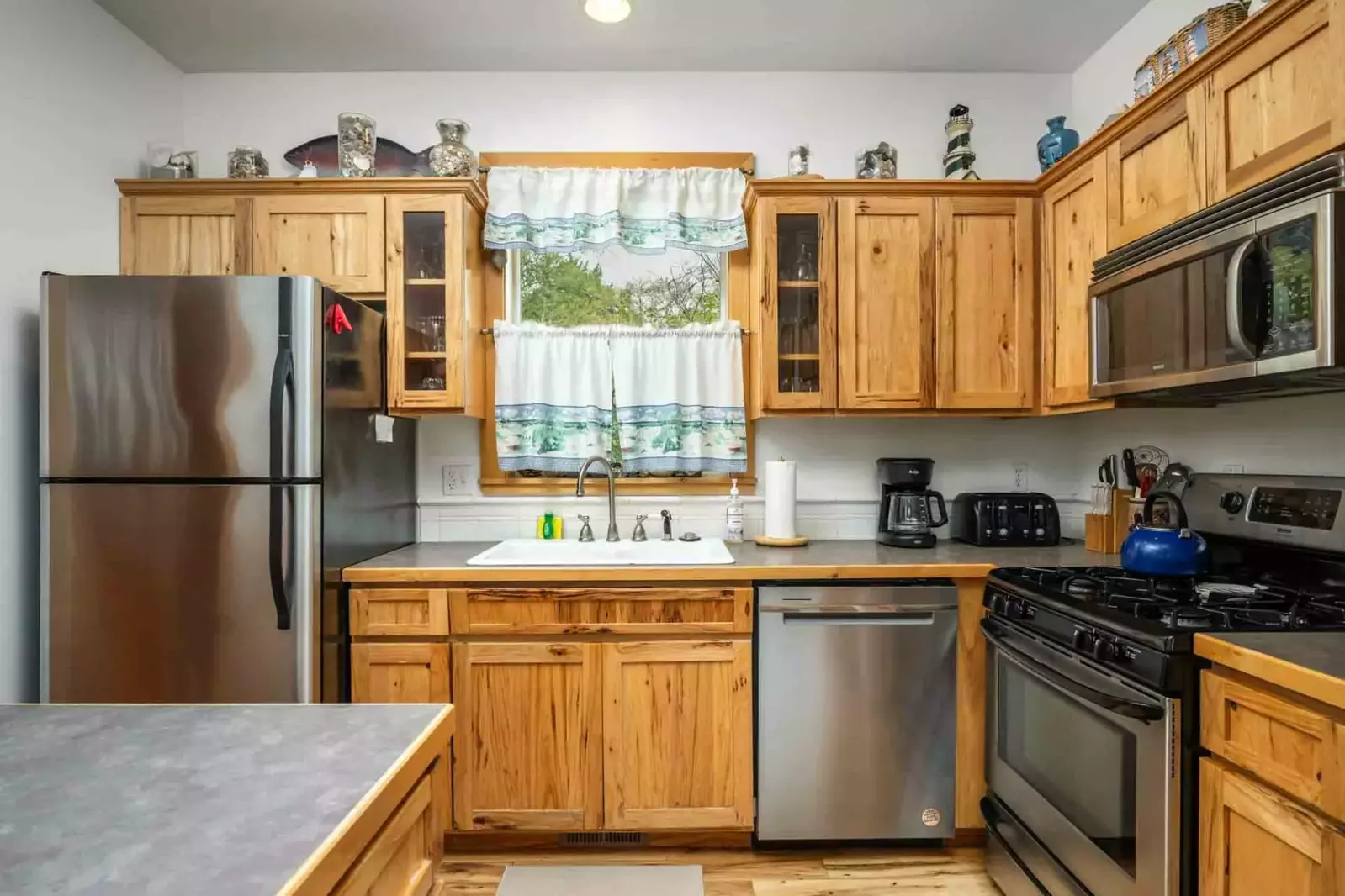 Cook delicious meals for breakfast, lunch, and dinner in this fully equipped kitchen. We suggest grabbing some seafood from a local market.