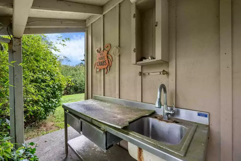 A perfect area to prep the catch of the day!