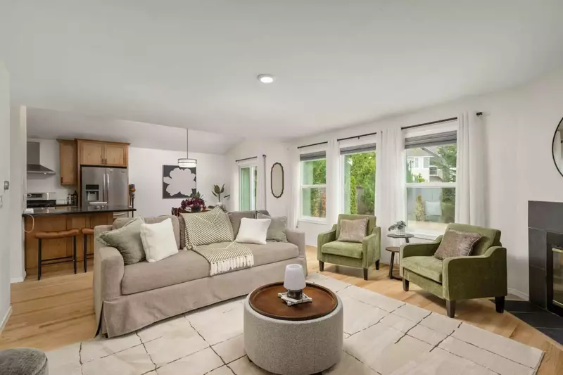 Lake Oswego is a charming town just south of Portland. It has a lovely downtown full or shops, restaurants, bars, and other activities.