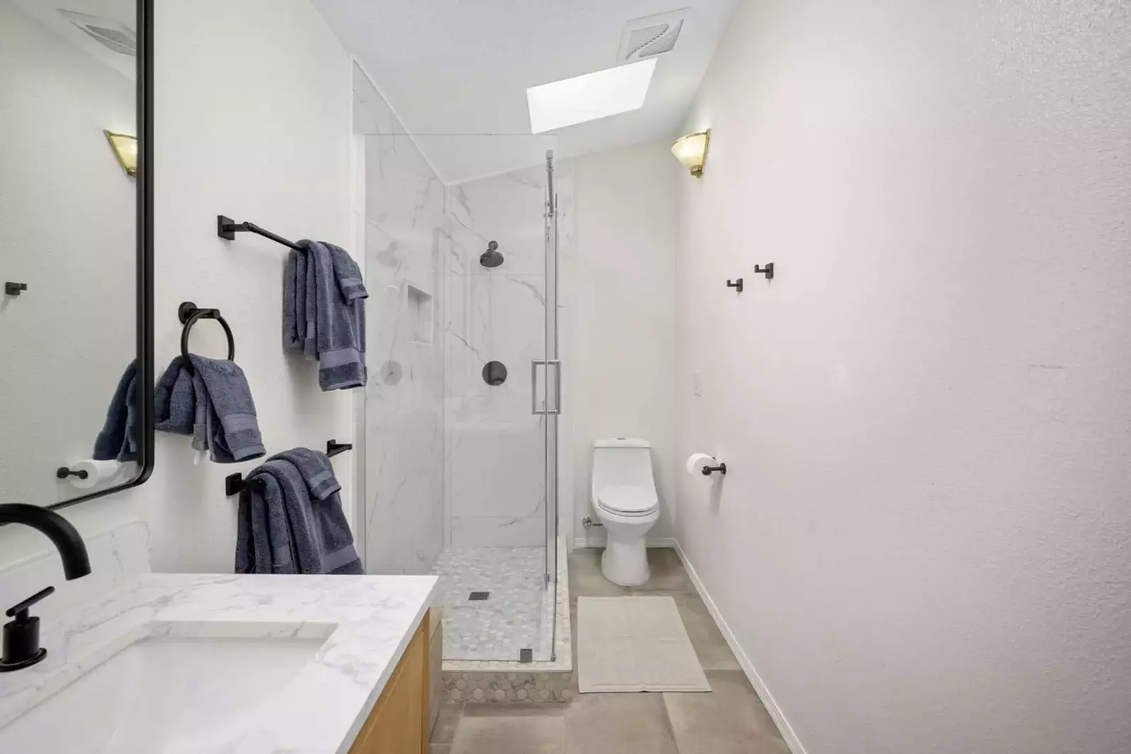 With 3 full bathrooms everyone staying here has ample privacy.