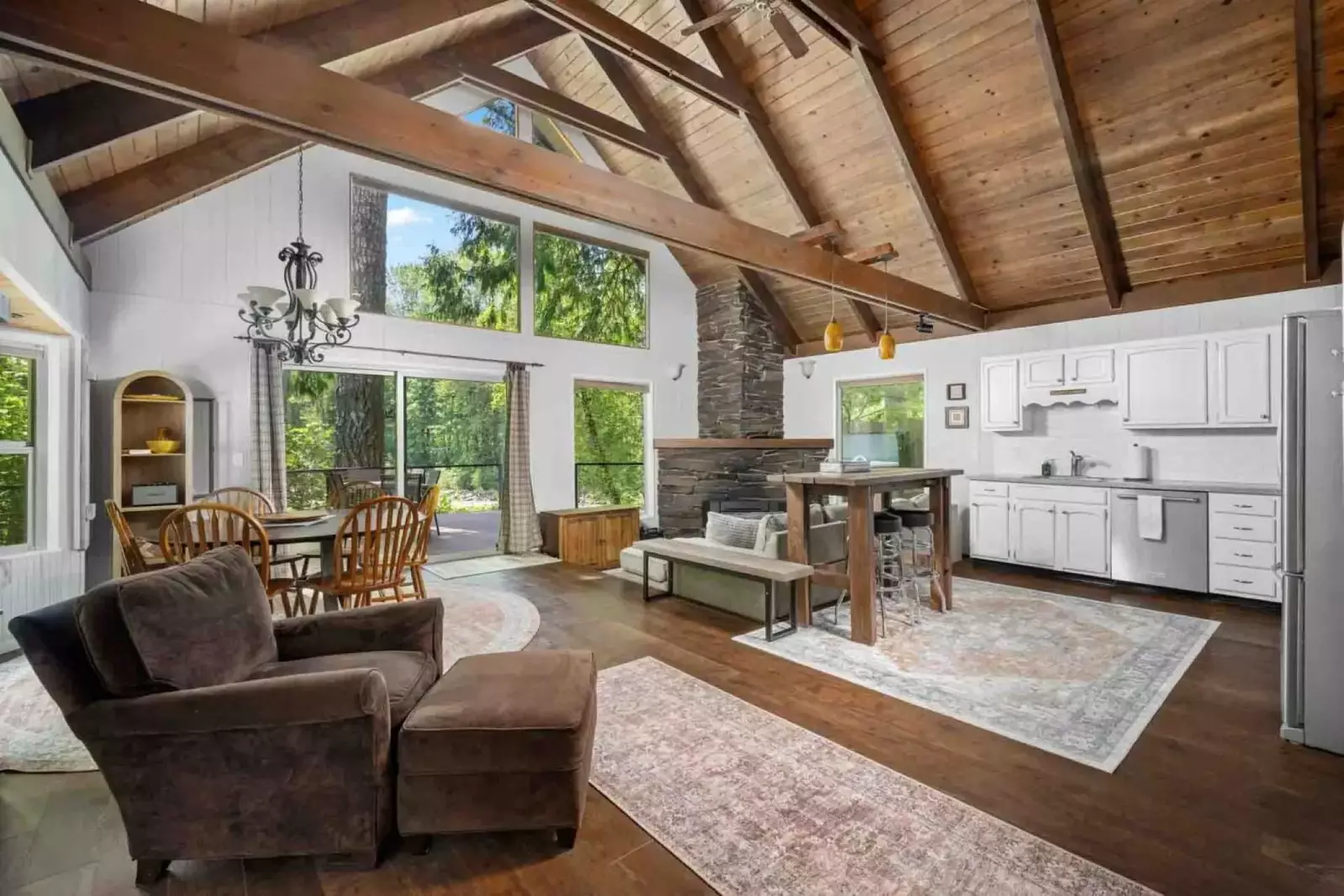 Welcome to Whispers on the Sandy! Please enjoy this one of a kind rental on the banks of the Sandy River.