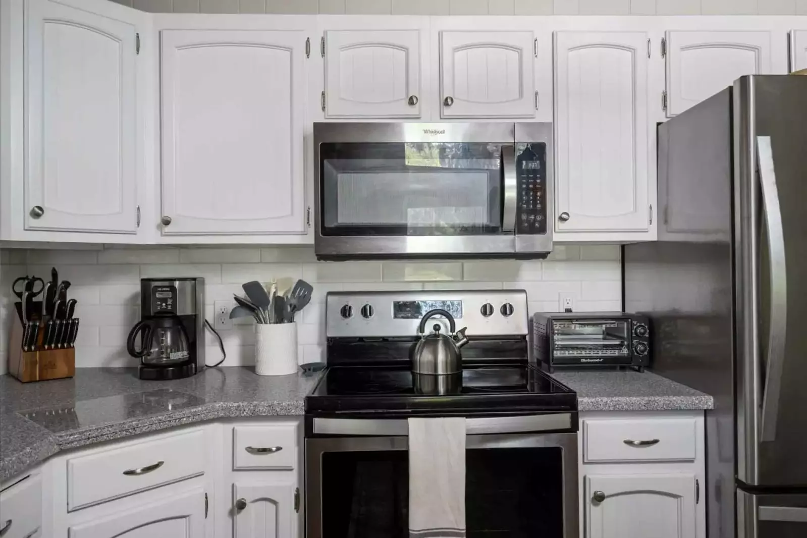 Cook delicious meals for breakfast, lunch, and dinner in this fully equipped kitchen. We suggest grabbing ingredients from a local farm.