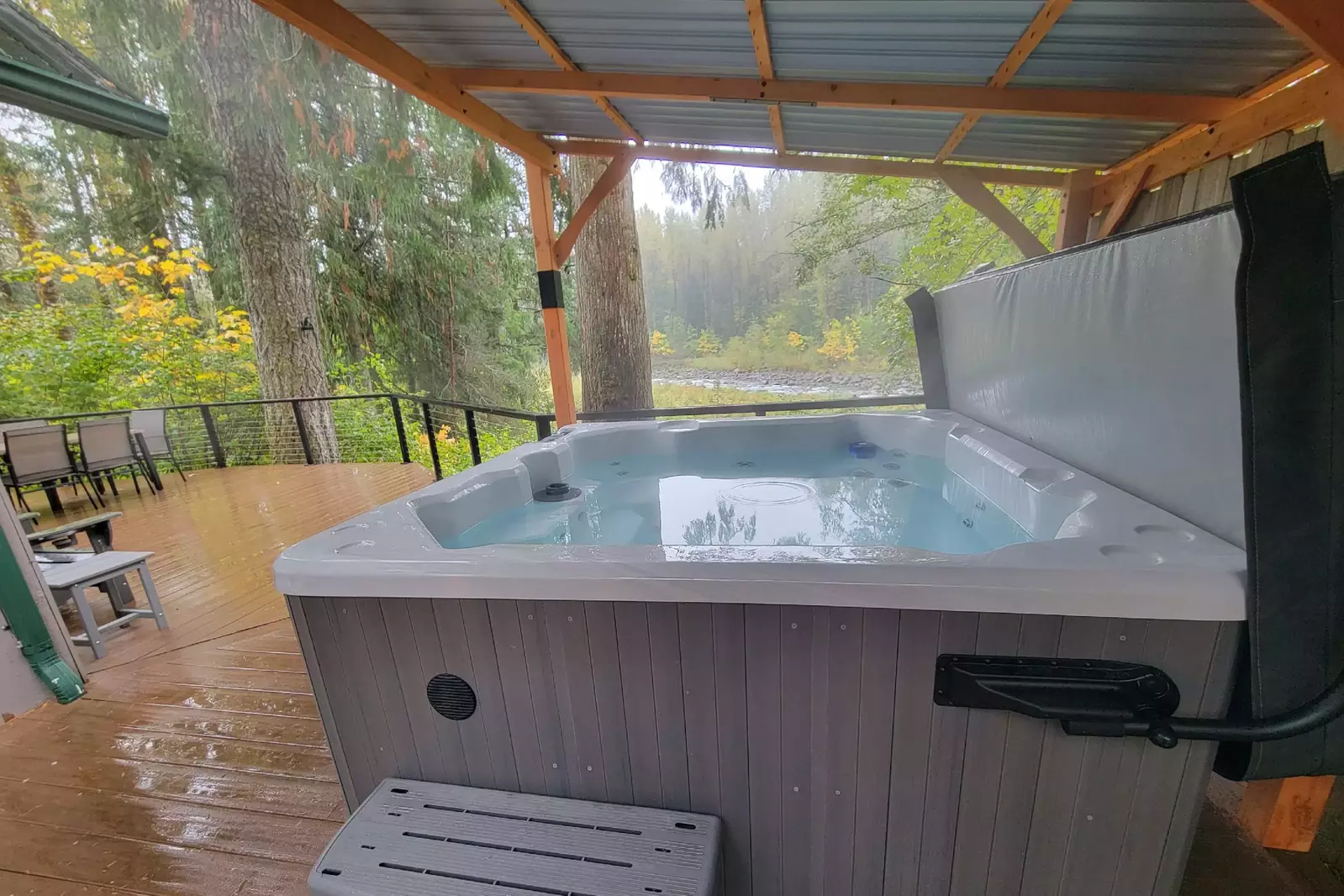 Nature’s spa day, delivered. Soak under the shelter, sip something warm, and let the forest do its thing.