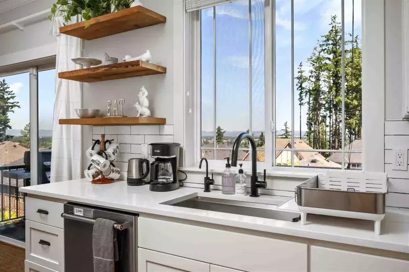 Coffee lovers are in luck as this rental provides coffee. There are also cute cafes a short drive away.