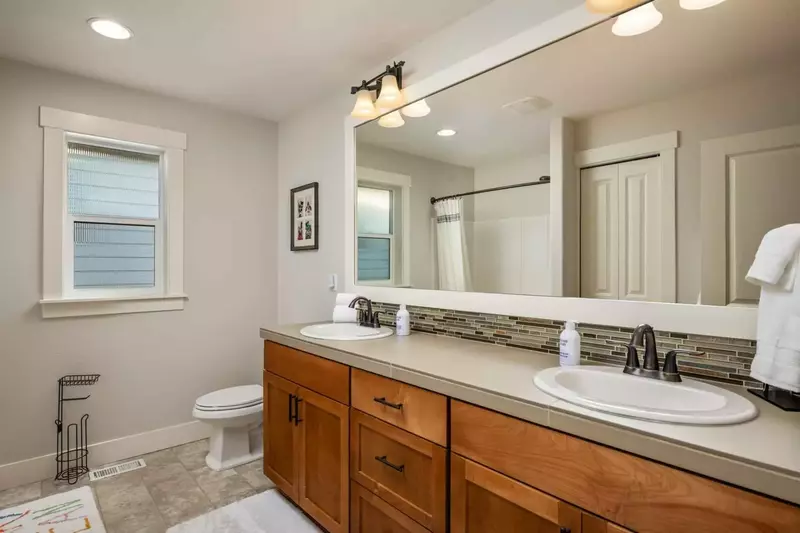 With 2.5 bathrooms everyone staying here has ample privacy.