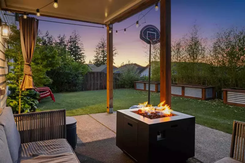 The fire table is wonderful spot to enjoy a lovely Oregon night.