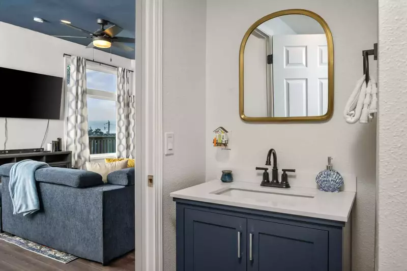 With 2 full bathrooms everyone staying here has ample privacy.