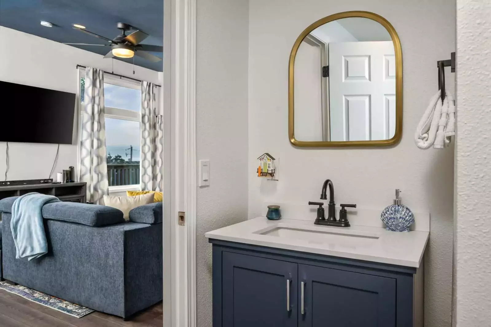 With 2 full bathrooms everyone staying here has ample privacy.