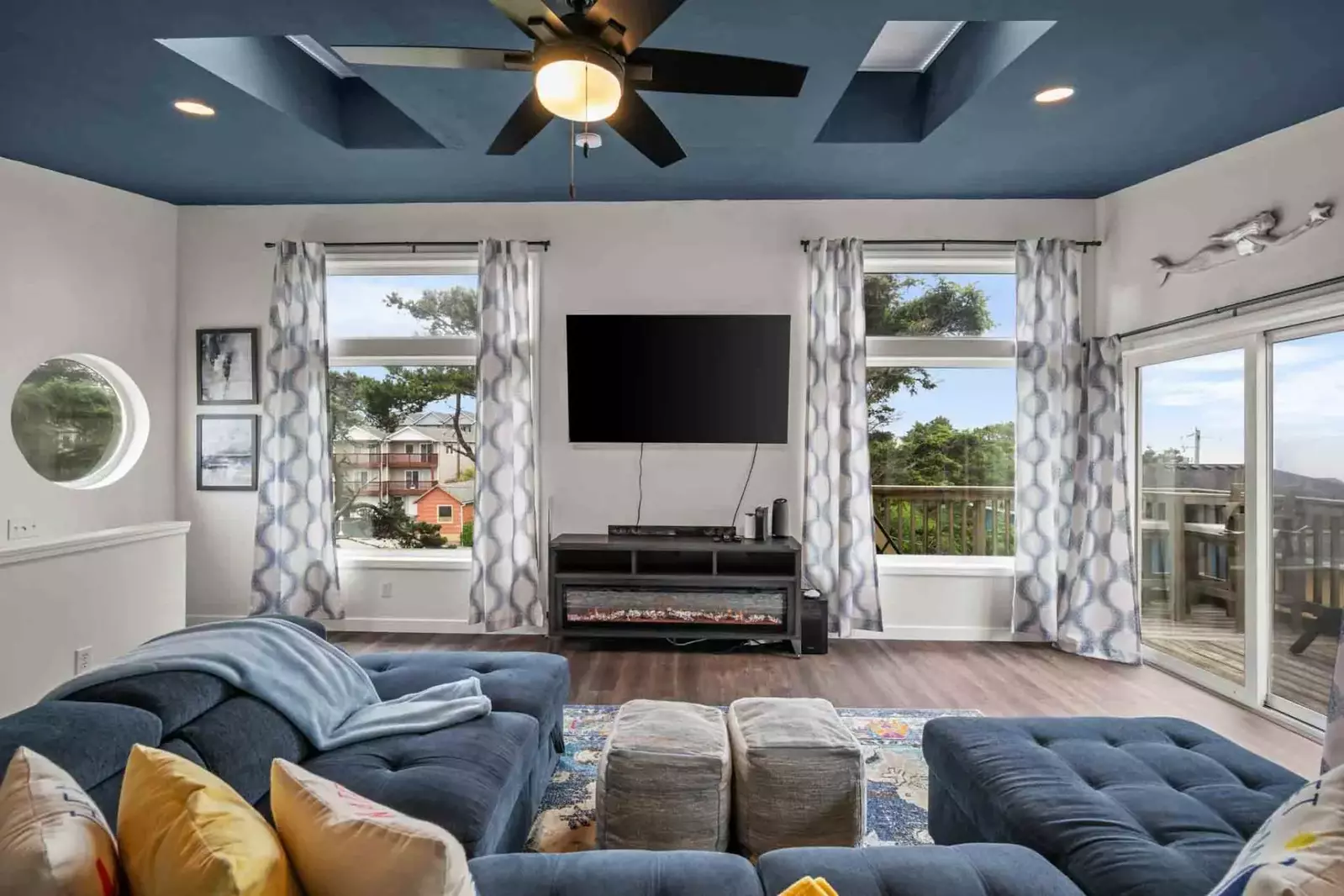 Lounge with a smart tv and nice views.