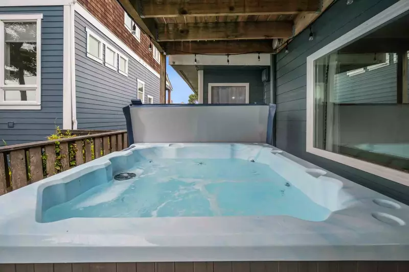 Relax in the tub after a fun day of Oregon Coast adventures!