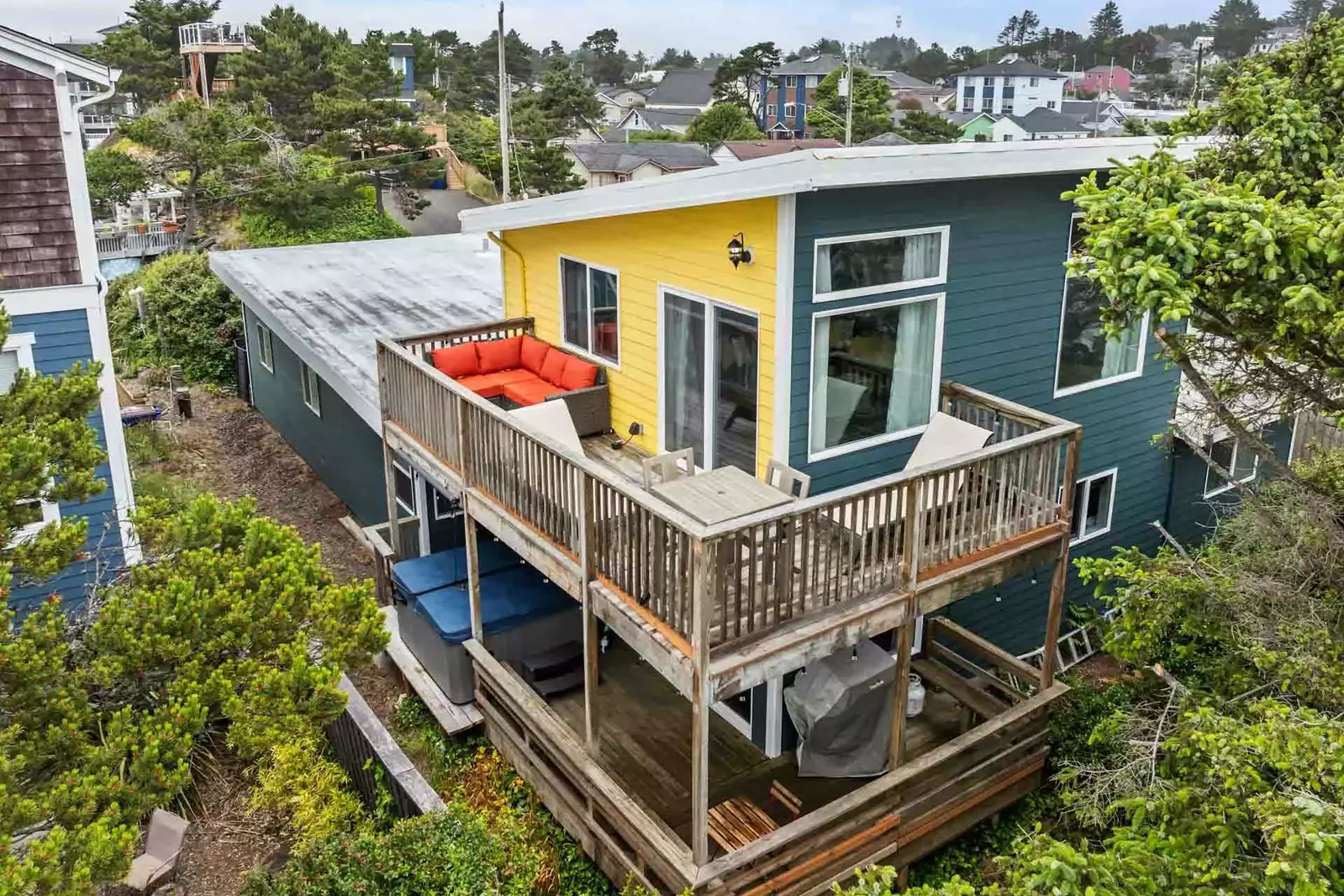 Both decks are excellent places to relax in the fresh ocean air of the Oregon Coast.