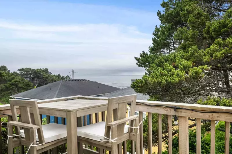 Lincoln City is known for its vast sandy beaches, kite flying, the Chinook Winds Casino, outlet mall, seafood, and more!