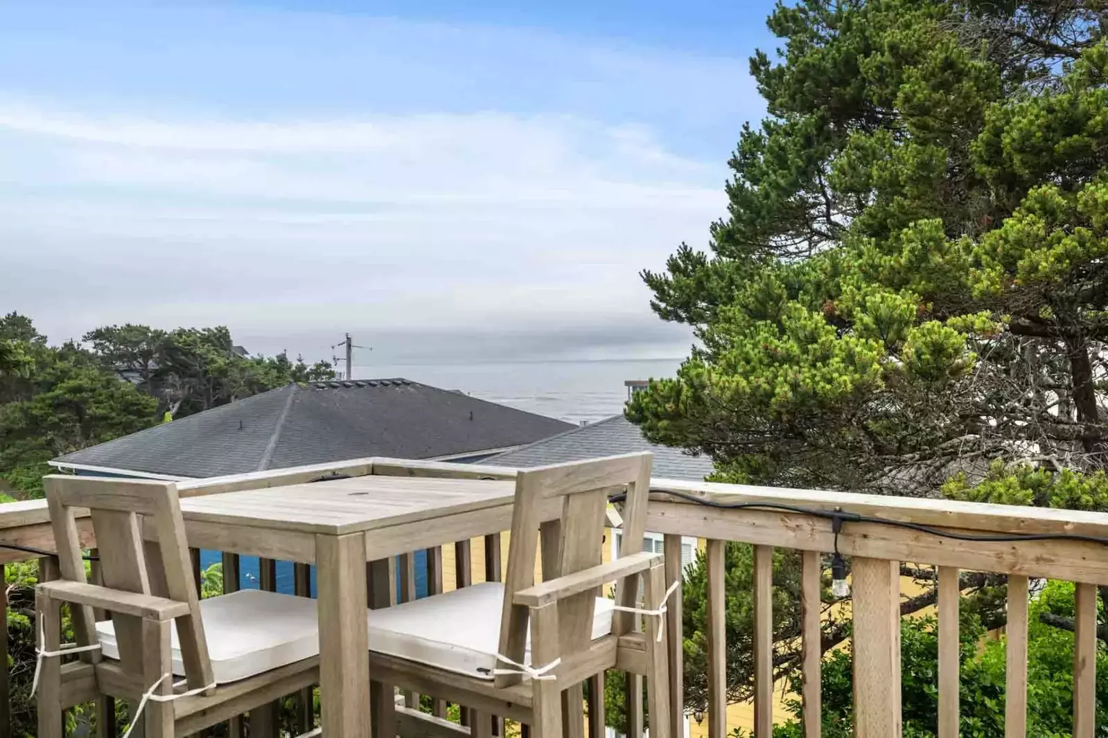 Lincoln City is known for its vast sandy beaches, kite flying, the Chinook Winds Casino, outlet mall, seafood, and more!