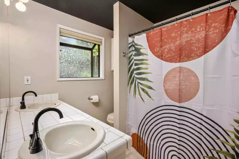 With 2 full bathrooms everyone staying here has ample privacy.