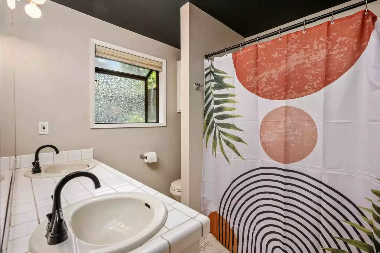 With 2 full bathrooms everyone staying here has ample privacy.