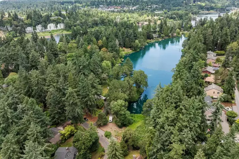 Downtown Milwaukie is just north. It is vibrant with shopping, restaurants, cafes, a movie theater, an arcade, bars, and a  lovely waterfront park.