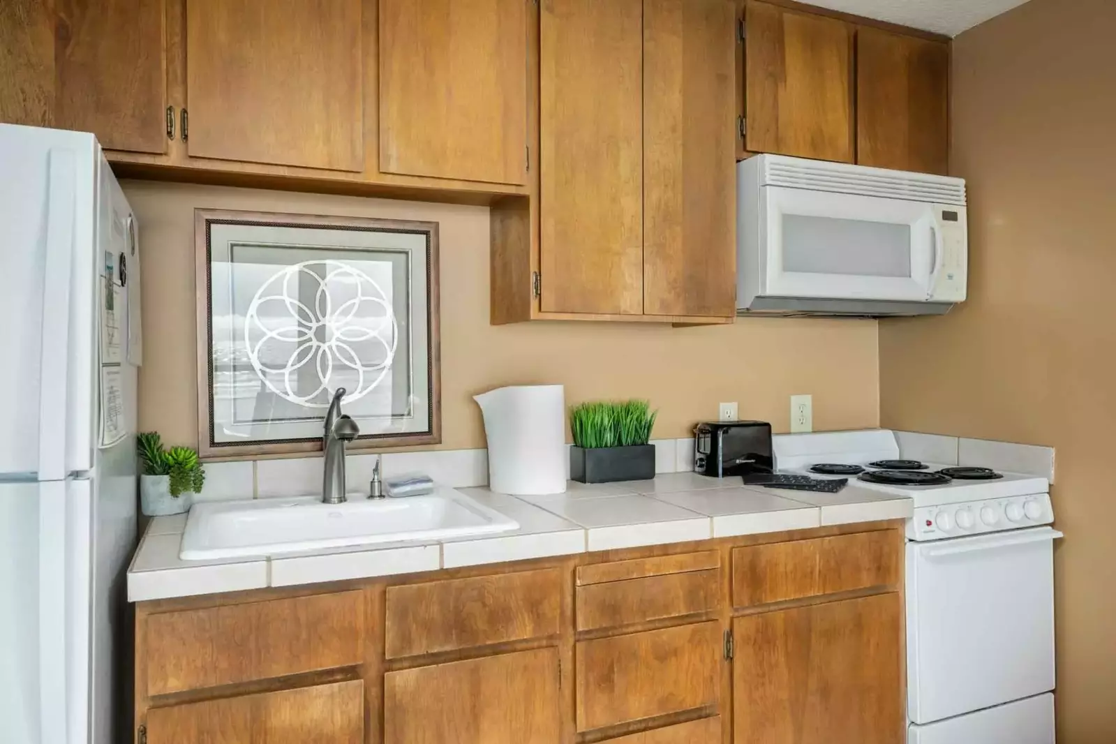 Cook delicious meals for breakfast, lunch, and dinner in this fully equipped kitchen. We suggest grabbing some seafood from a local market.