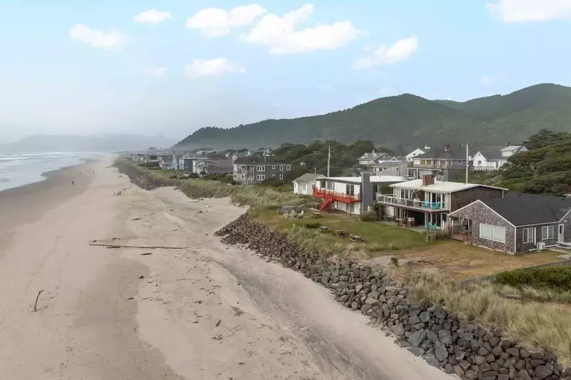 Beachy Eagle A is right on the gorgeous sandy beach of Rockaway Beach.