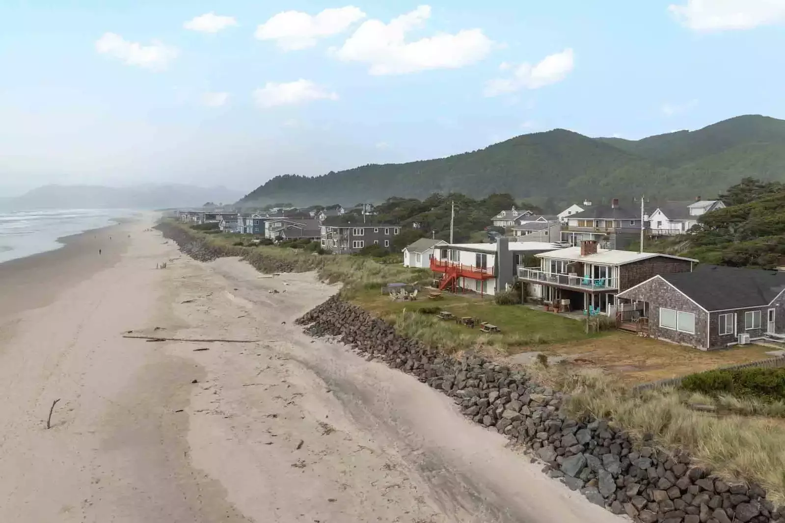 Beachy Eagle A is right on the gorgeous sandy beach of Rockaway Beach.