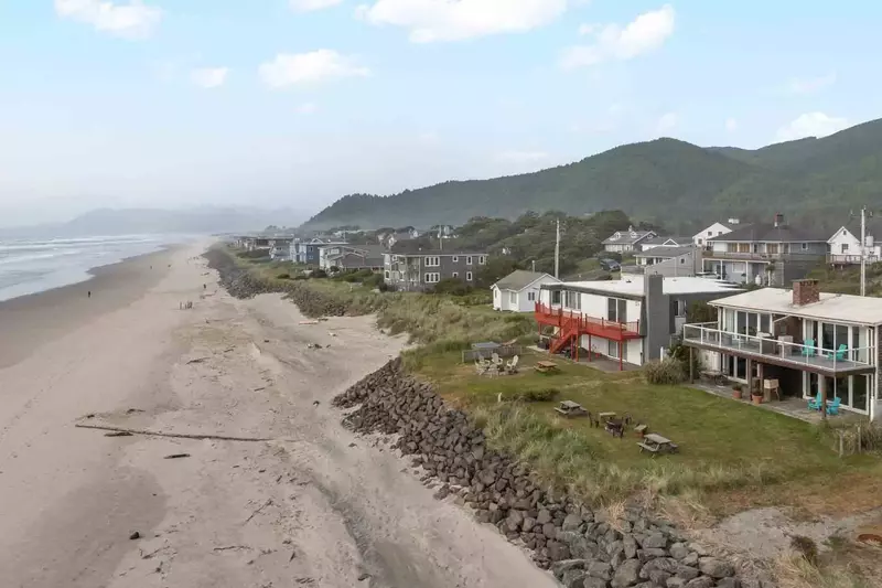 The Oregon Coast is full of natural wonders. We are happy to recommend our favorite hikes, parks, tidepools, and more.