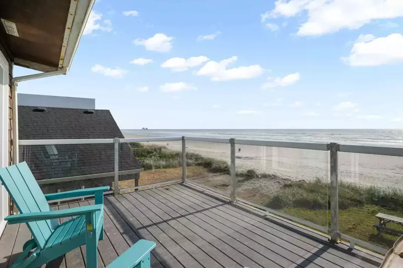 Beachy Eagle A is ready to host you. Book now and make memories that will last a lifetime!