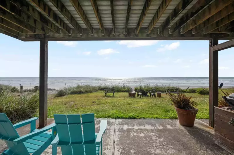 Beachy Eagle B is right on the gorgeous sandy beach of Rockaway Beach.
