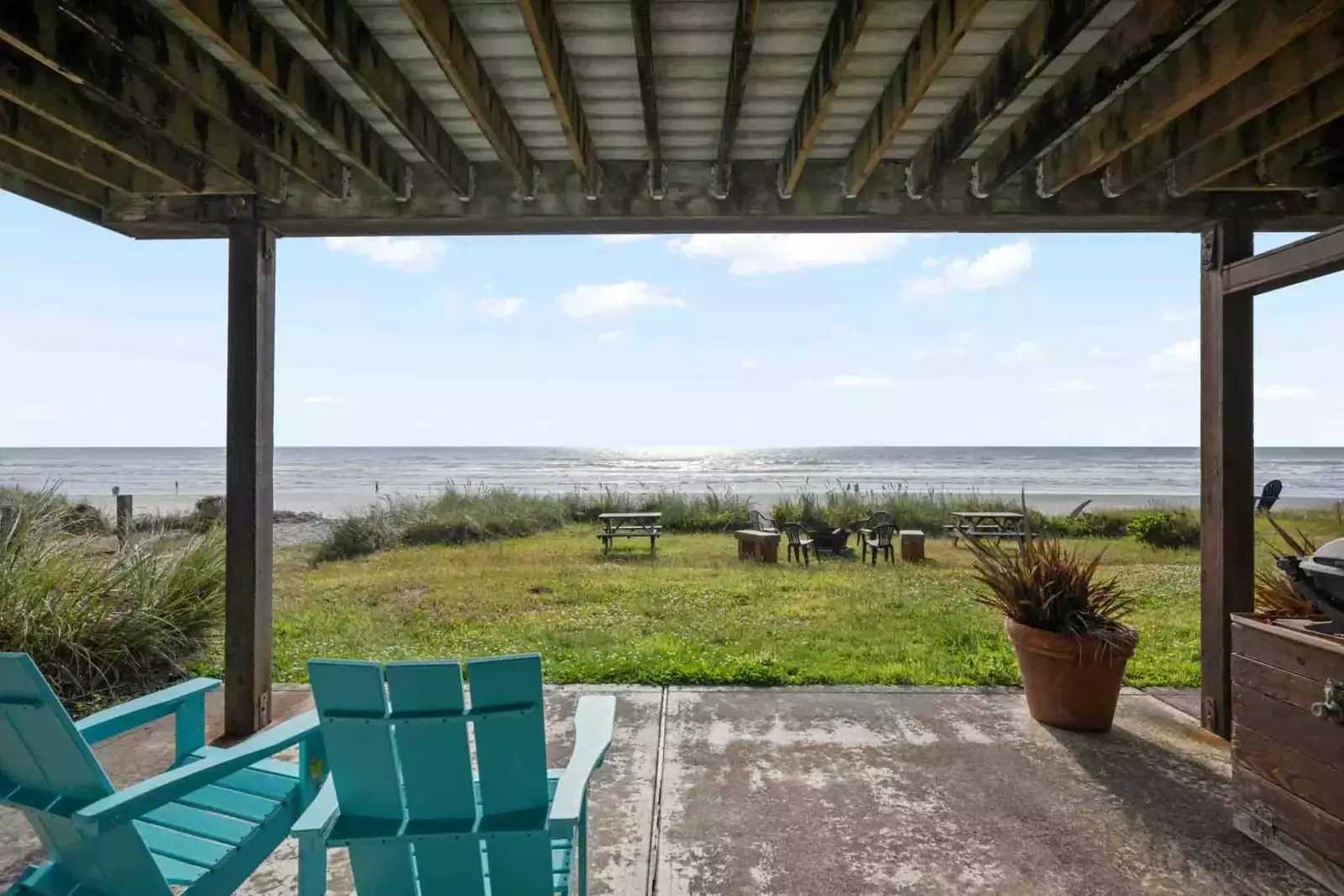 Beachy Eagle B is right on the gorgeous sandy beach of Rockaway Beach.