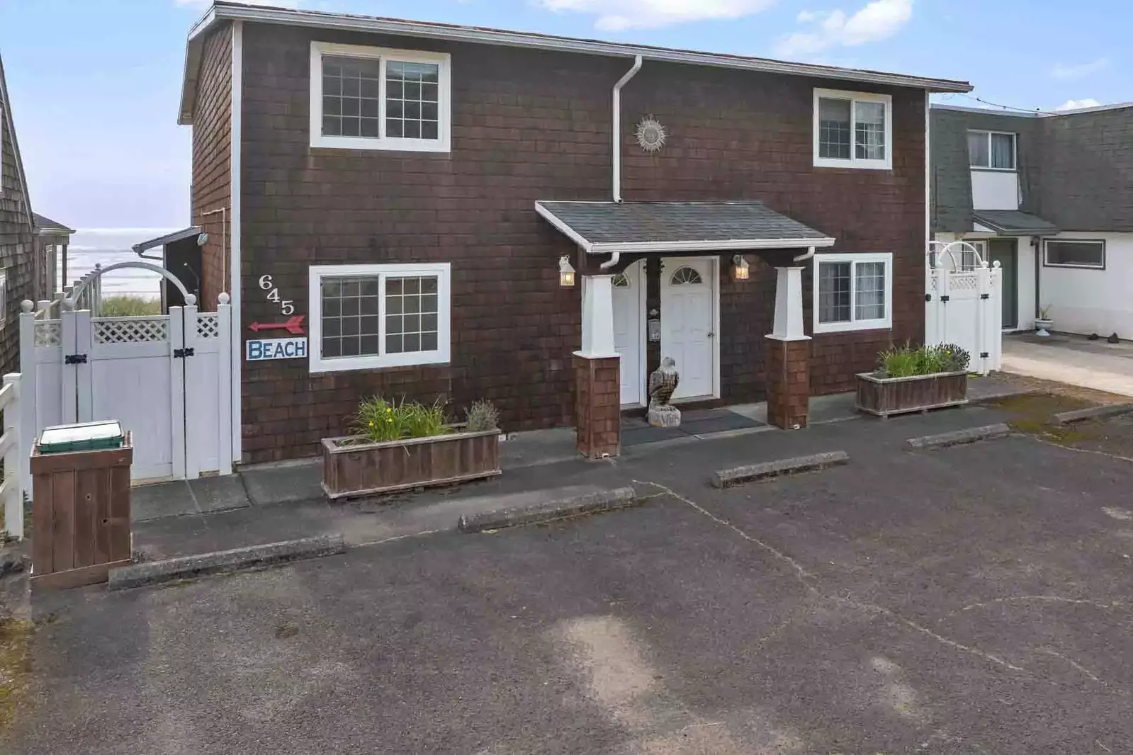 Beachy Eagle B shares a building with Beachy Eagle A. Reach out if you would like to book both.