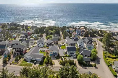 Nauti Beach Cottage is in the beautiful Olivia Beach neighborhood of Lincoln City.