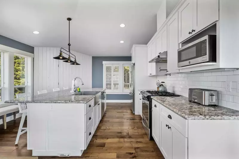 Cook delicious meals for breakfast, lunch, and dinner in this fully equipped kitchen. We suggest grabbing some seafood from a local market.