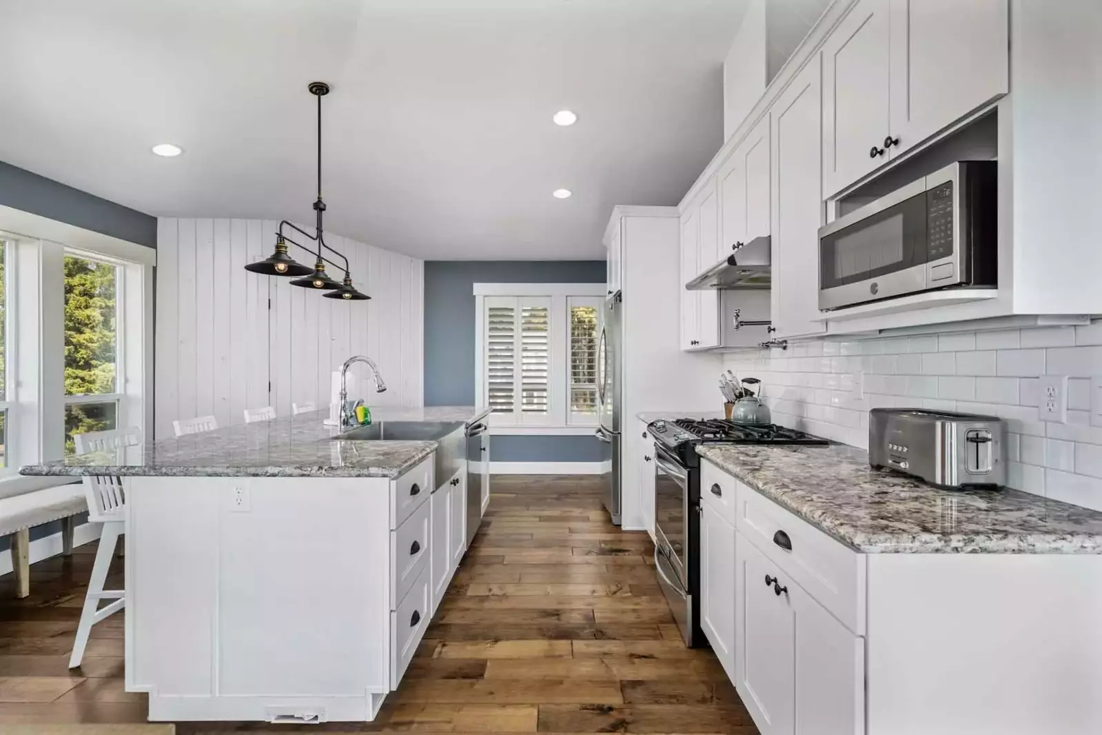 Cook delicious meals for breakfast, lunch, and dinner in this fully equipped kitchen. We suggest grabbing some seafood from a local market.