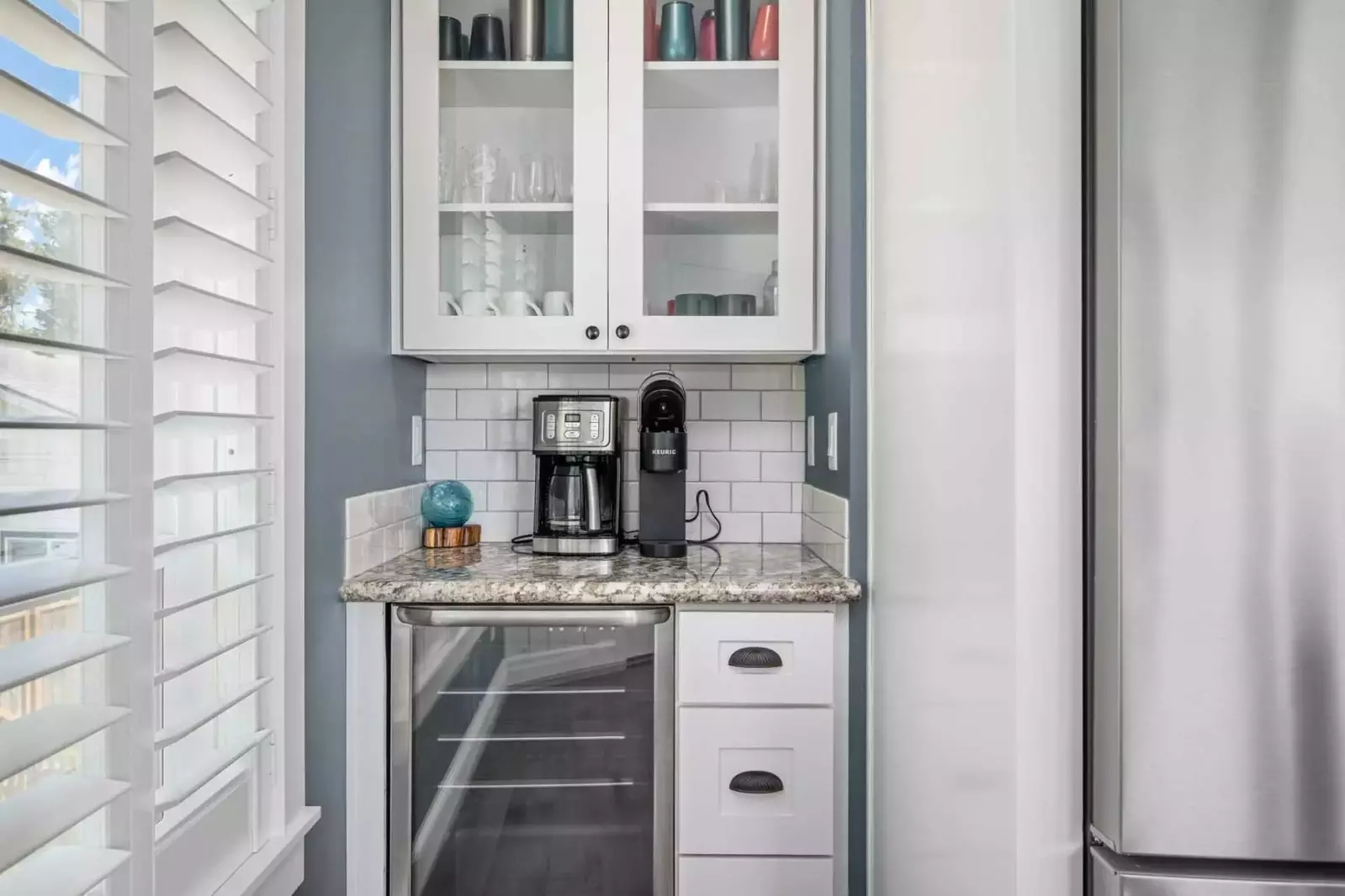 Coffee lovers are in luck as this rental provides coffee. There are also cute cafes a short drive away.