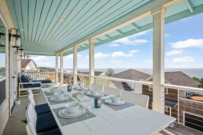 Lincoln City is known for its vast sandy beaches, kite flying, the Chinook Winds Casino, an outlet mall, seafood, and more!