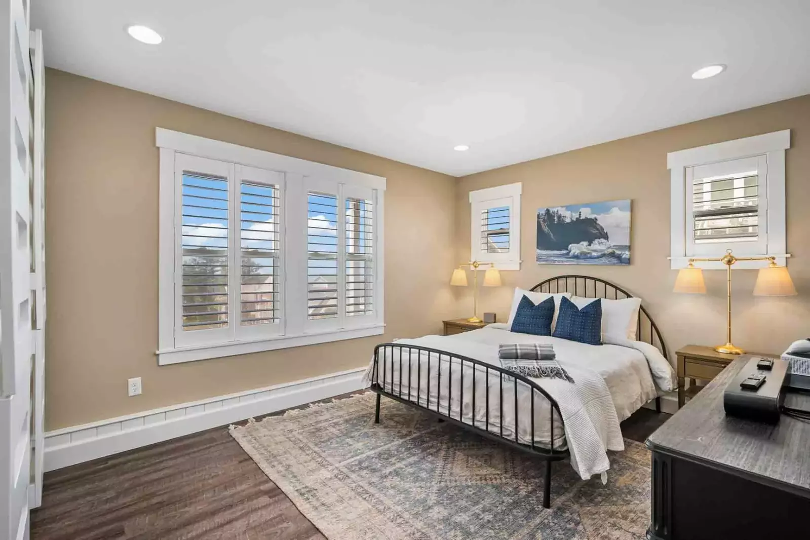 With the bunk beds folded away this room is extra spacious.