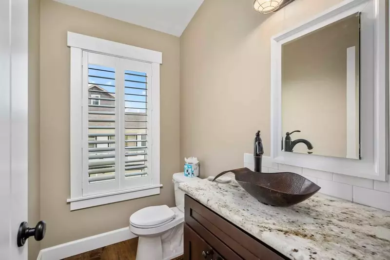 Another bathroom with a tidy and pleasant design.
